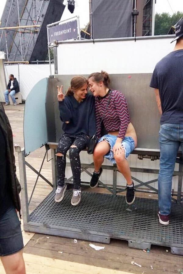 Девушки писают на унитазе подборка 69 фото