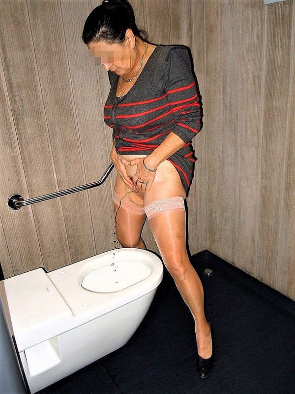 Девушки писают на унитазе подборка 75 фото