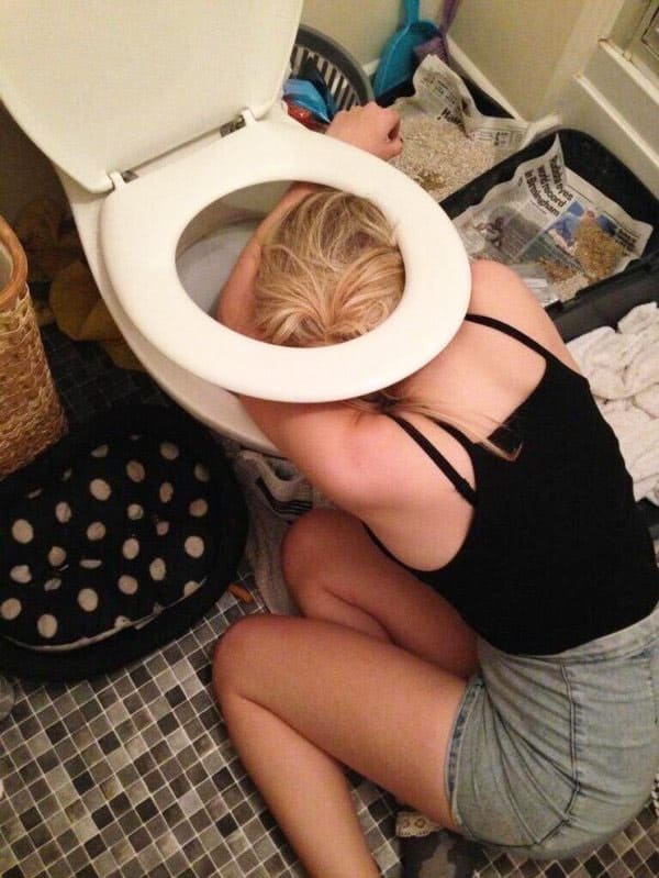 Девушки писают на унитазе подборка 79 фото