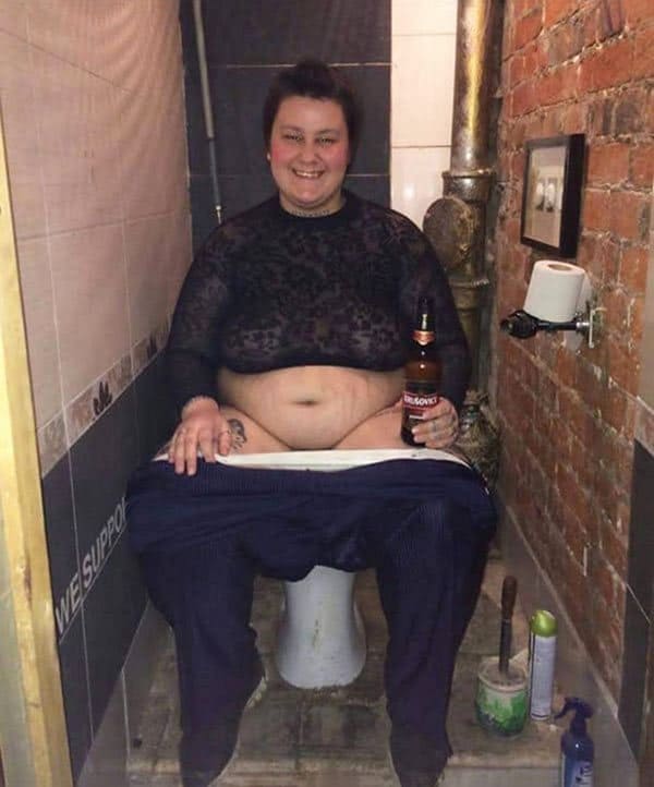 Девушки писают на унитазе подборка 82 фото