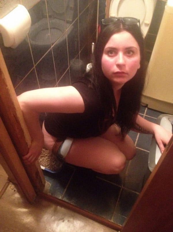 Девушки писают на унитазе подборка 84 фото