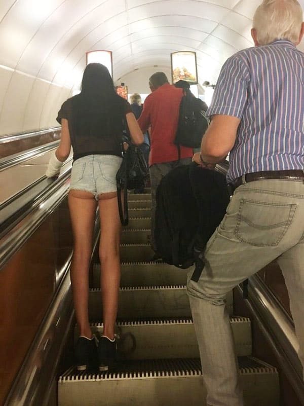 Засветы весенних девушек в коротких шортах 20 фото