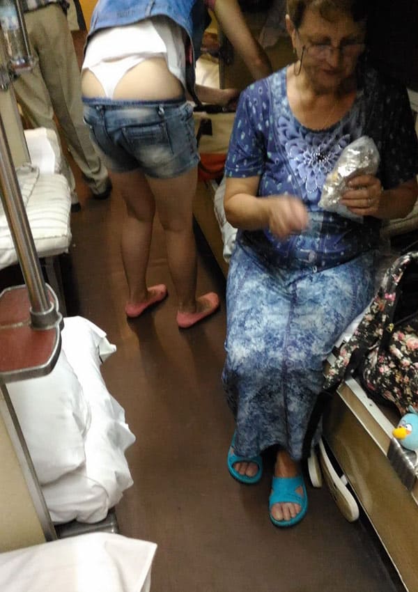 Засветы весенних девушек в коротких шортах 66 фото