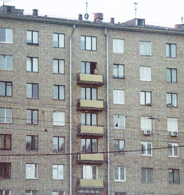 Пьяная шаболда на балконе московской хрущевки 61 фото