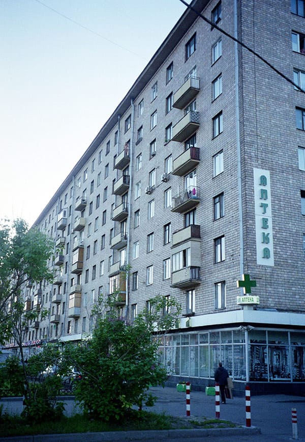 Пьяная шаболда на балконе московской хрущевки 63 фото