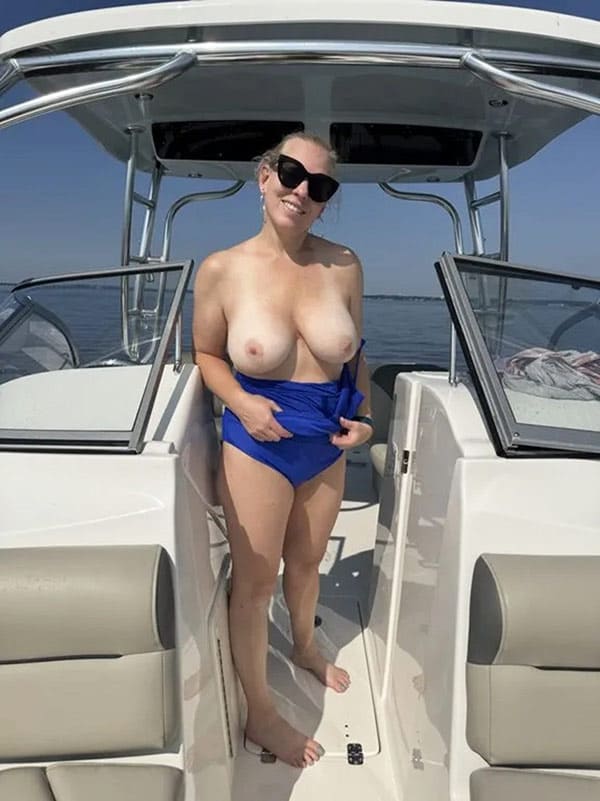 Жена моряка показала большие сиськи на катере 13 фото