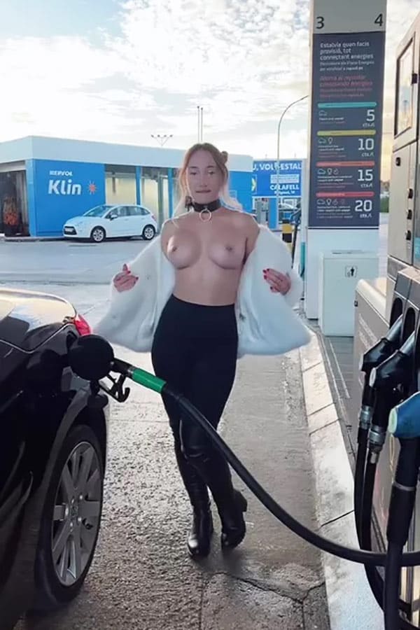 Голые засветы женщин на АЗС подборка 42 фото