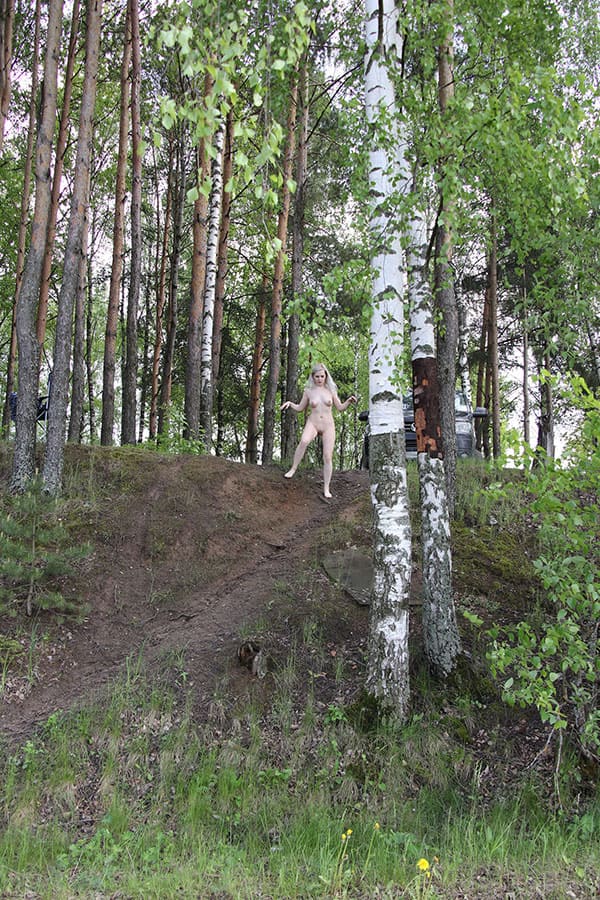 Голая милфа на берегу реки 3 фото