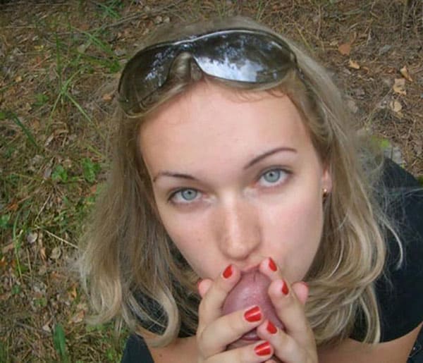 Сисястая жена в лесу садится пиздой на сучок 7 фото