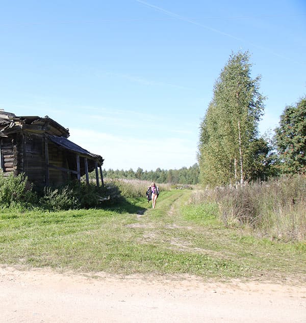 Голая девушка гуляет в заброшенной деревне 1 фото