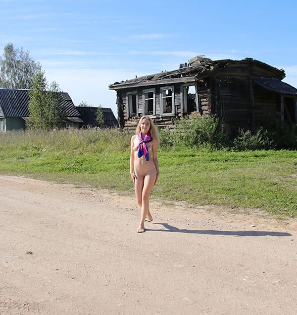 Голая девушка гуляет в заброшенной деревне 18 фото