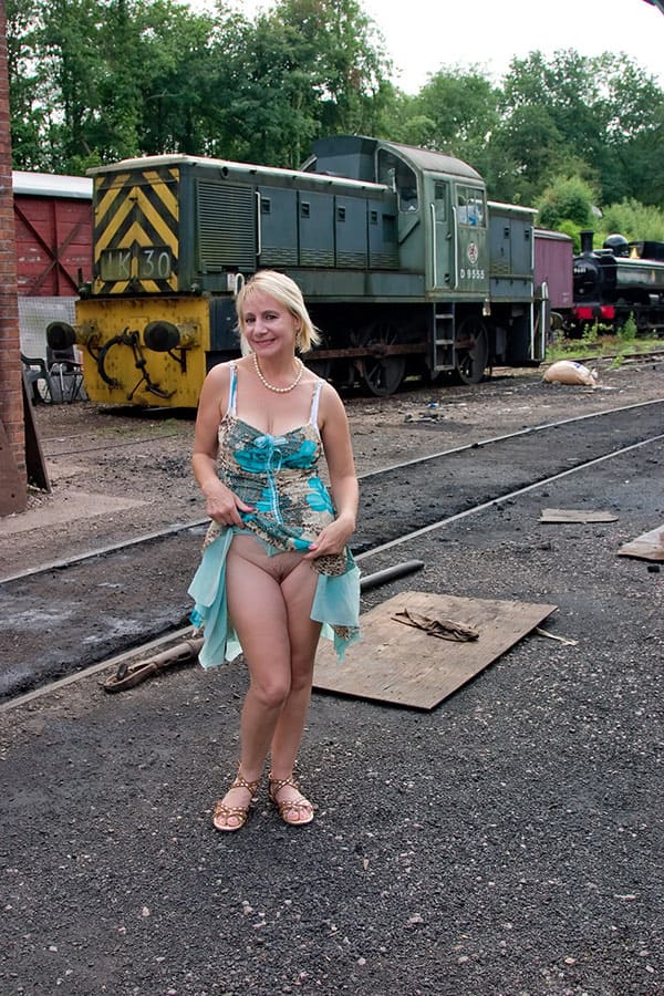 Голая зрелка в железнодорожном депо 2 фото