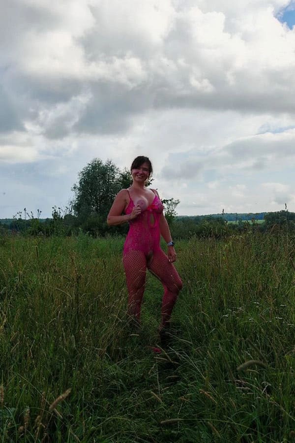Голая любовница на природе в шлюшьей сетке 4 фото