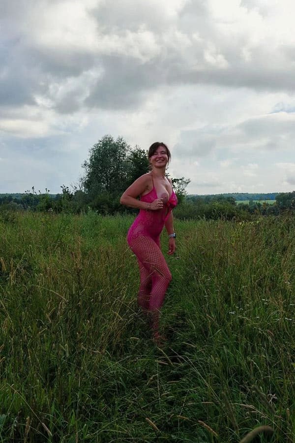 Голая любовница на природе в шлюшьей сетке 6 фото