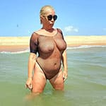 Сисястая зрелая дама купается в море