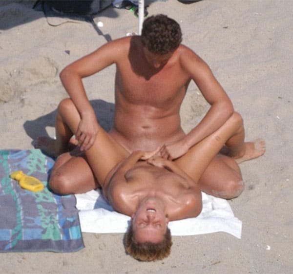 Подсмотренный секс на пляже подборка 16 фото
