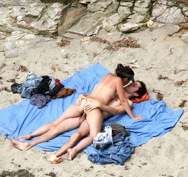 Подсмотренный секс на пляже подборка 25 фото