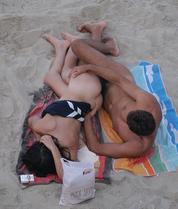 Подсмотренный секс на пляже подборка 27 фото