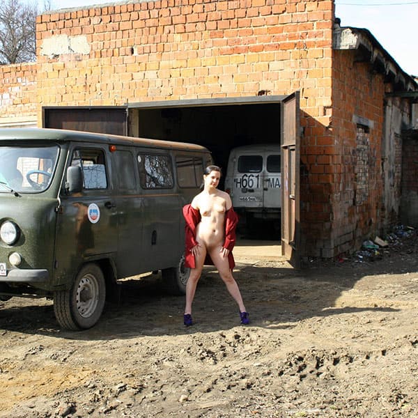 Голая девушка в гараже с русскими мужиками 11 фото