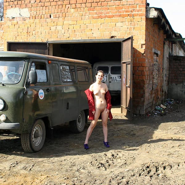 Голая девушка в гараже с русскими мужиками 12 фото