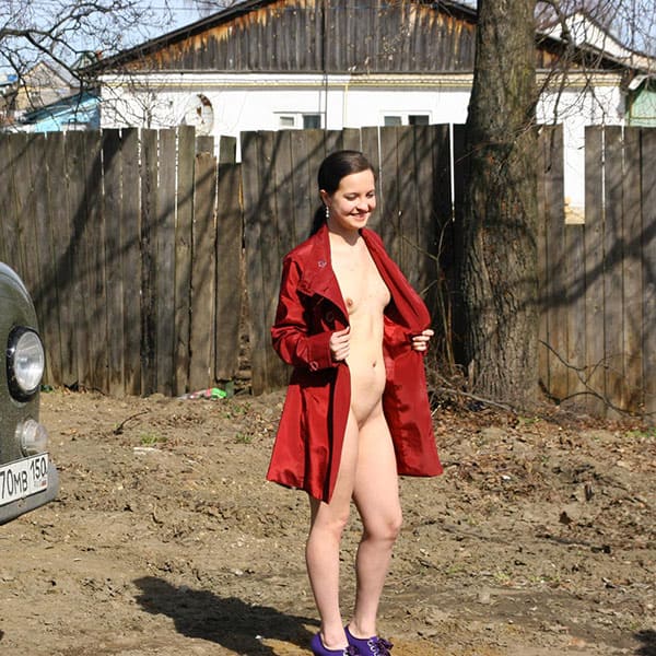 Голая девушка в гараже с русскими мужиками 68 фото