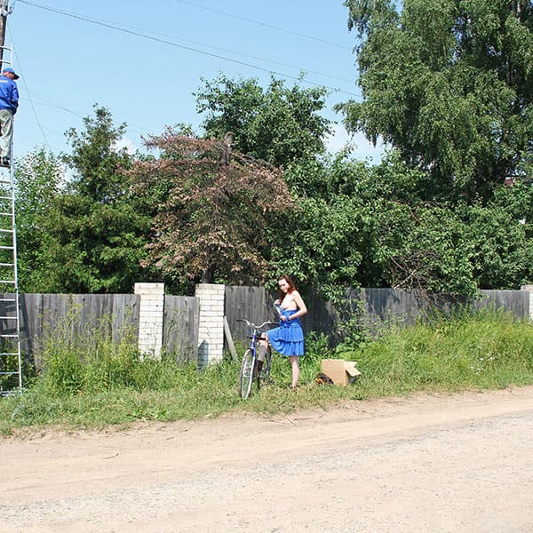 Голая женщина катается на велосипеде по посёлку 4 фото