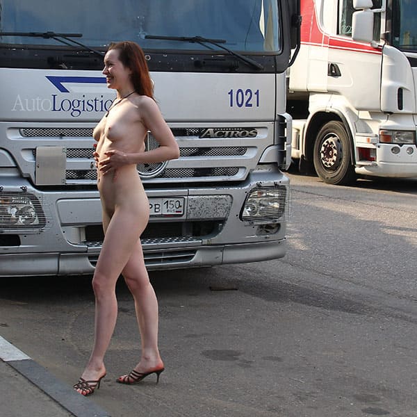 Голая женщина катается на велосипеде по посёлку 46 фото