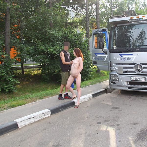 Голая женщина катается на велосипеде по посёлку 48 фото