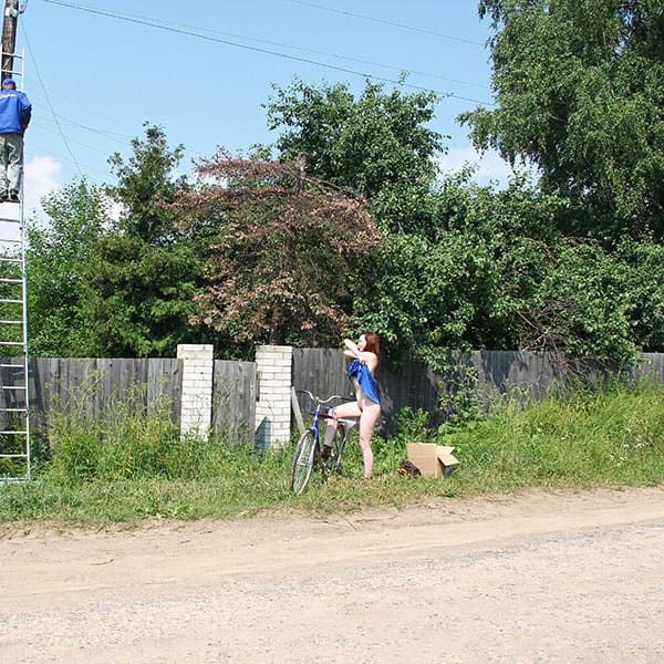 Голая женщина катается на велосипеде по посёлку 6 фото