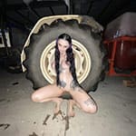 Голая деревенская шлюха на тракторе