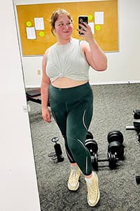 Молодая пышка после спортзала голая