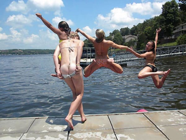 Девки прикалываются прыгая с пирса в воду с голыми попками 1 фото