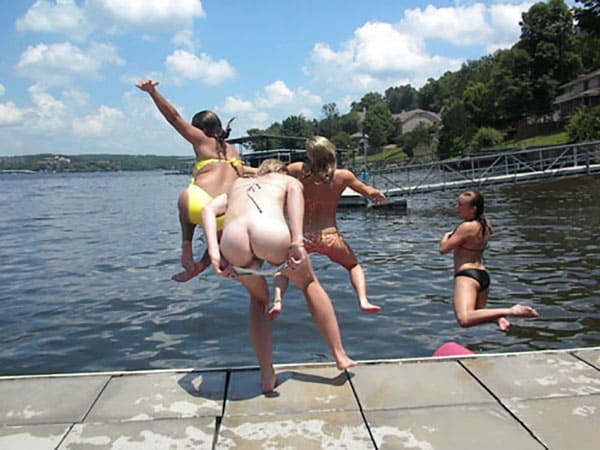 Девки прикалываются прыгая с пирса в воду с голыми попками 2 фото