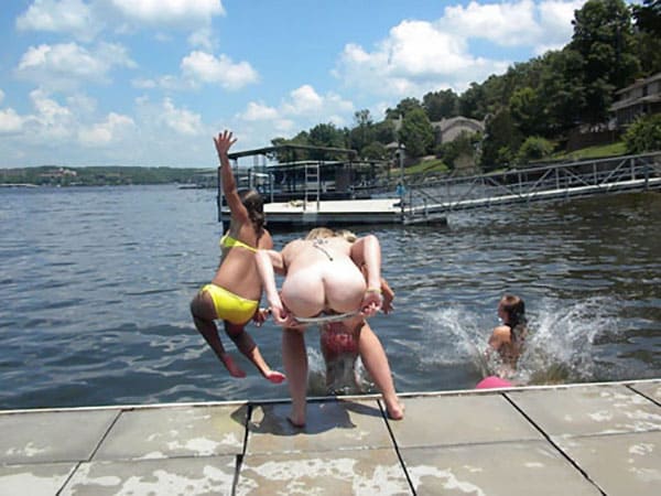 Девки прикалываются прыгая с пирса в воду с голыми попками 4 фото