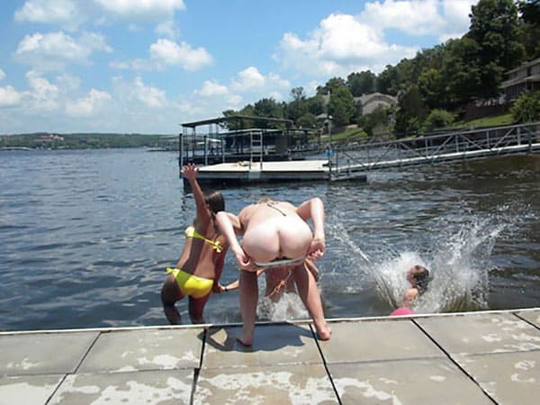 Девки прикалываются прыгая с пирса в воду с голыми попками 5 фото