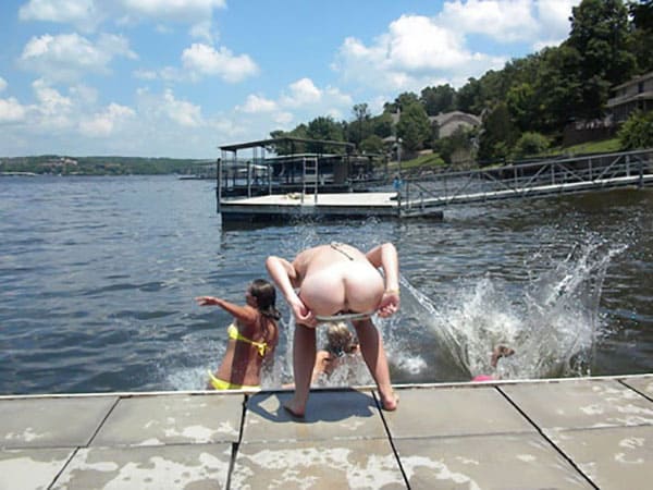 Девки прикалываются прыгая с пирса в воду с голыми попками 6 фото