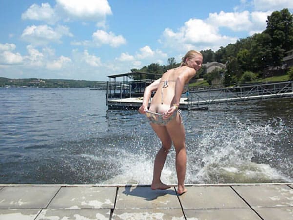Девки прикалываются прыгая с пирса в воду с голыми попками 7 фото