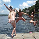Девки прикалываются прыгая с пирса в воду с голыми попками