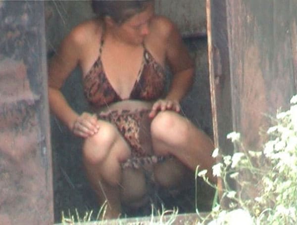 Подсмотренное за девушкой в пляжном туалете 2 фото