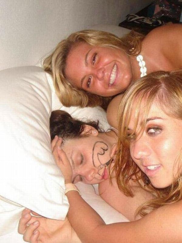 Пьяных девушек выебли во все щели 10 фото