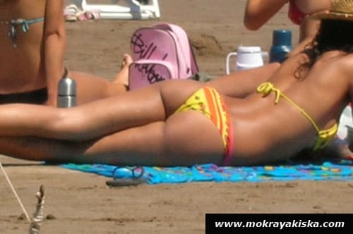 Девушки на пляже загорают голыми 16 фото