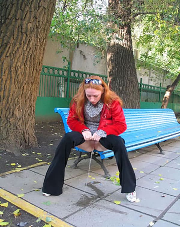 Рыжая девушка не стесняется писать на улице 1 фото