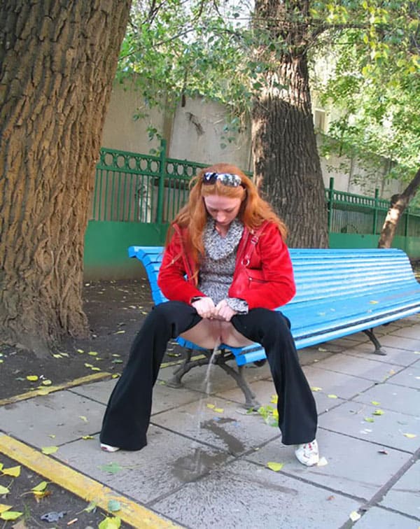 Рыжая девушка не стесняется писать на улице 2 фото