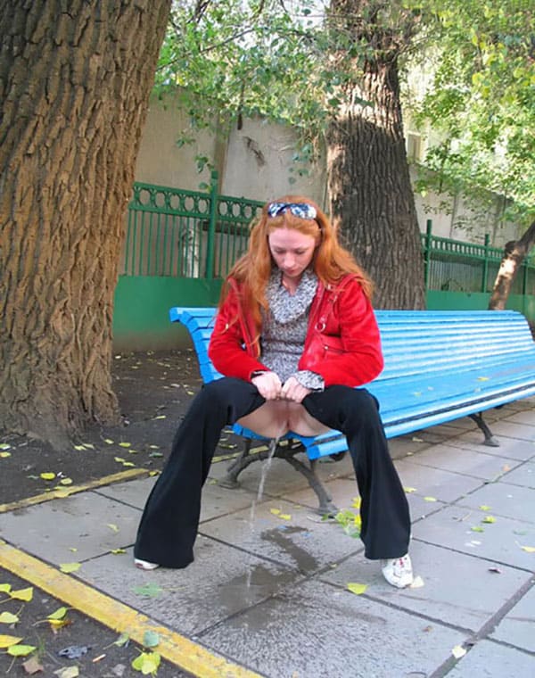 Рыжая девушка не стесняется писать на улице 3 фото