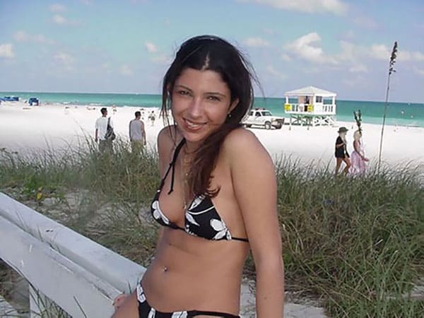 Нудистка Маша на общественном пляже показала пизду 10 фото