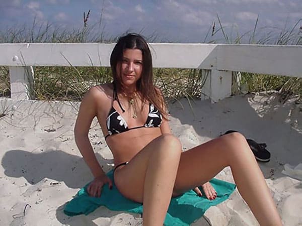 Нудистка Маша на общественном пляже показала пизду 19 фото