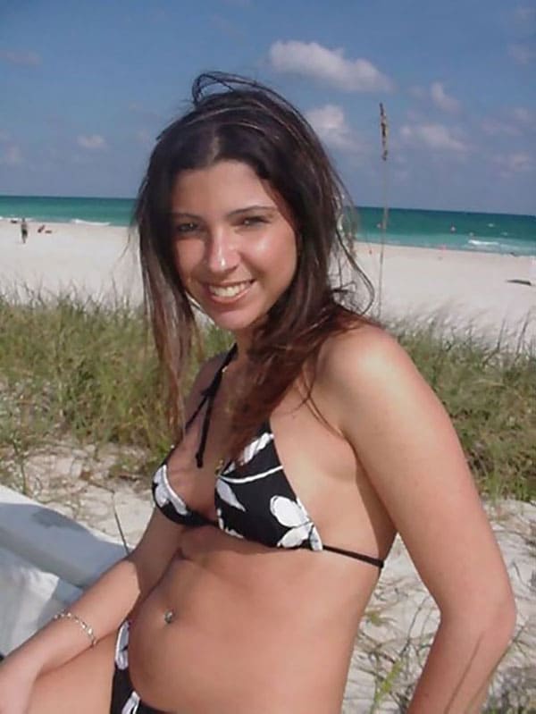 Нудистка Маша на общественном пляже показала пизду 2 фото