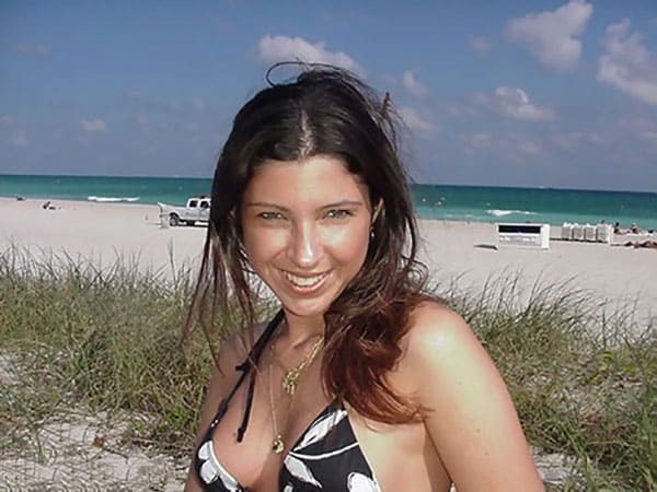 Нудистка Маша на общественном пляже показала пизду 4 фото