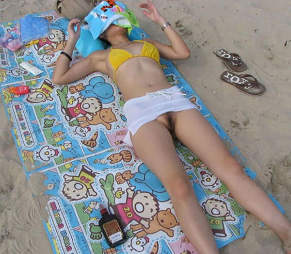 Свежая подборка голых девушек на пляже 13 фото