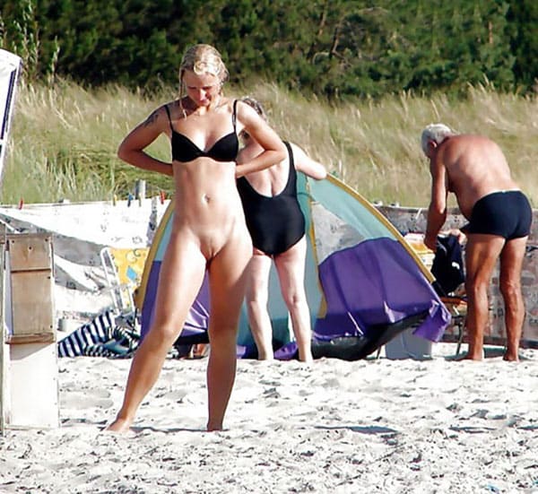 Свежая подборка голых девушек на пляже 25 фото